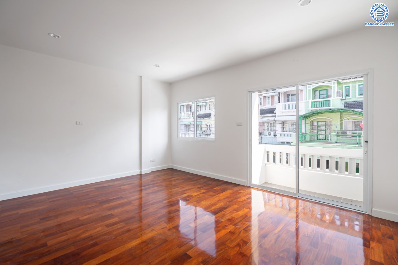 บ้านมือสองตกแต่งใหม่ ทำเลใจกลางเมือง ม.พาร์ค แกลเลอรี่ ประชาชื่น ทาวน์โฮม 3 ชั้น เนื้อที่ 22.5 ตร.ว. ฟังก์ชัน 3 ห้องนอน 3 ห้องน้ำ 2 ที่จอดรถ บนทำเลเดินทางสะดวก เชื่อมต่อหลายเส้นทาง ใกล้เดอะมอลล์งามวงศ์วาน เซ็นทรัลแจ้งวัฒนะ ทางด่วน "งามวงศ์วาน"